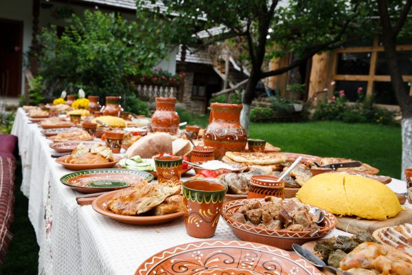 Rusaliile si Mosii de vara: traditii si preparate culinare