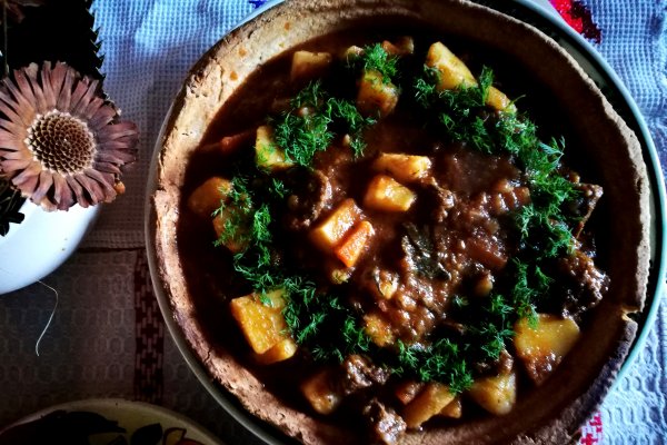 Gulas de vitel in farfurie de paine