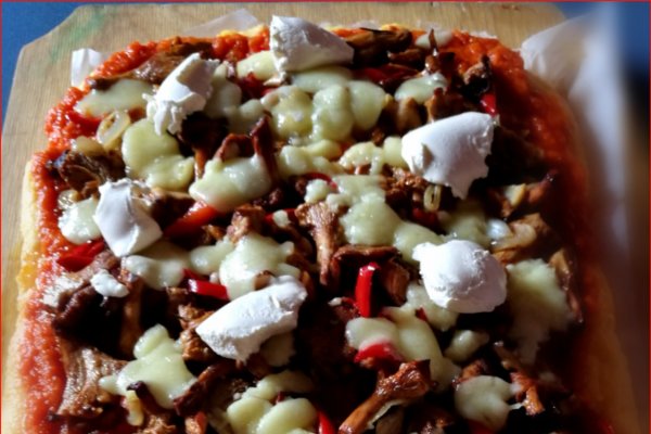 Pizza altfel, cu blat de malai si galbiori