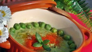 Supa crema de mazare verde cu avocado si menta verde