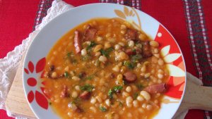 Iahnie de fasole cu afumătură şi cârnaţi