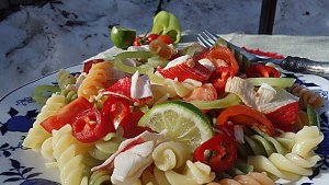 Fusilli tricolori picanti cu surimi