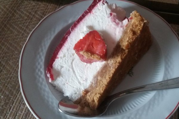 Cheescake de capsuni cu jeleu de visine