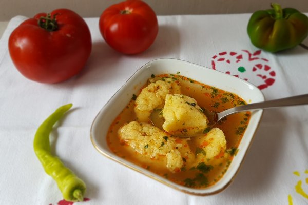 Supa de rosii cu galuste pufoase de gris - o supa delicioasa