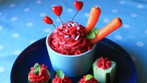 Hummus cu sfecla rosie si castraveti