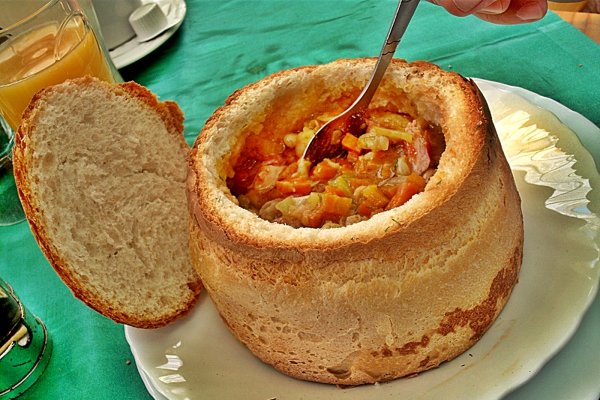 Ciorba de fasole in bol de paine
