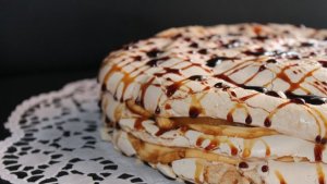 Prajitura cu blat de bezea, budinca de caramel si piersici