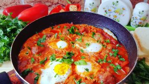 Oua posate in sos de rosii cu ardei copt si chiftelute