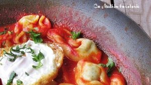 Tortellini cu spanac in sos de rosii cu oua ochiuri