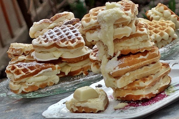 Galete umplute cu crema de ciocolata alba cu cocos