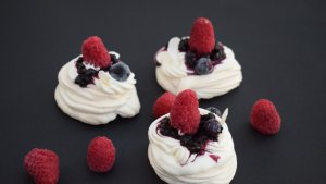 Mini Pavlova cu frisca, mascarpone si fructe