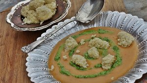 Supa crema de legume cu galusti din fulgi de mei si pesto de patrunjel