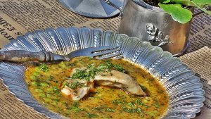 Mancare de mazare cu aripi de pui