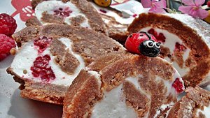 Rulada din biscuiti cu crema fina de branza si zmeura