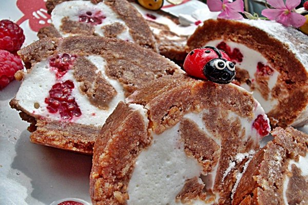 Rulada din biscuiti cu crema fina de branza si zmeura