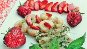 Salata de capsuni, creveti si sparanghel