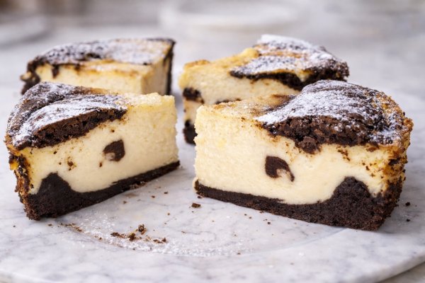 Cheesecake cu aroma de vanilie si blat ciocolatos