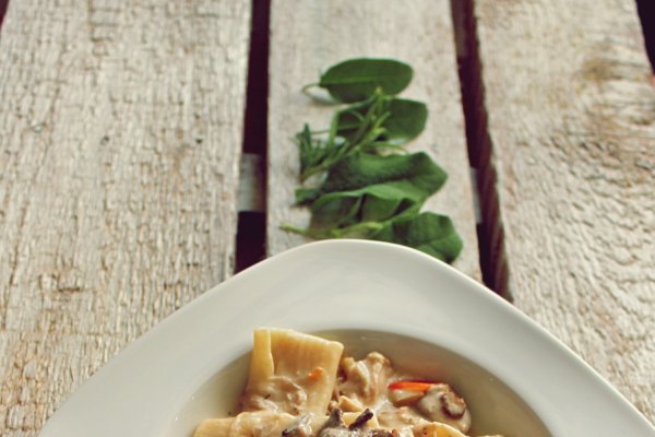 Rigatoni cu pui, ciuperci si legume – One Pot Pasta