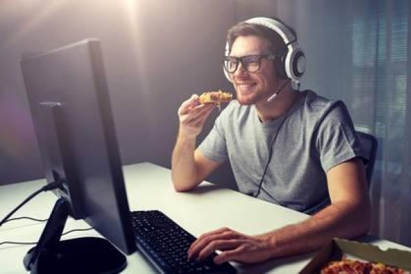 Legatura dintre tinerii millennials, pizza si jocurile video