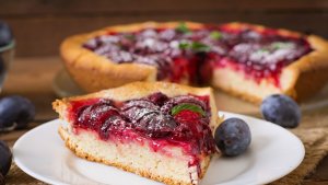 Tarta cu prune si zmeura - frageda si aromata