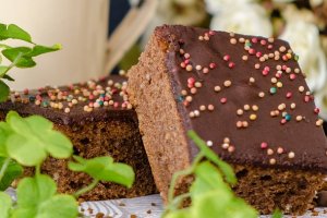 Prajitura pufoasa cu cacao si glazura de ciocolata - un desert simplu, moale si aromat