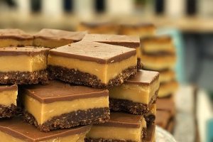 Prajitura Milionarului cu blat crocant, caramel si ciocolata