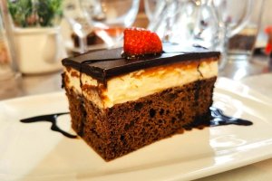 Prajitura cu blat de cacao, crema alba si glazura de ciocolata