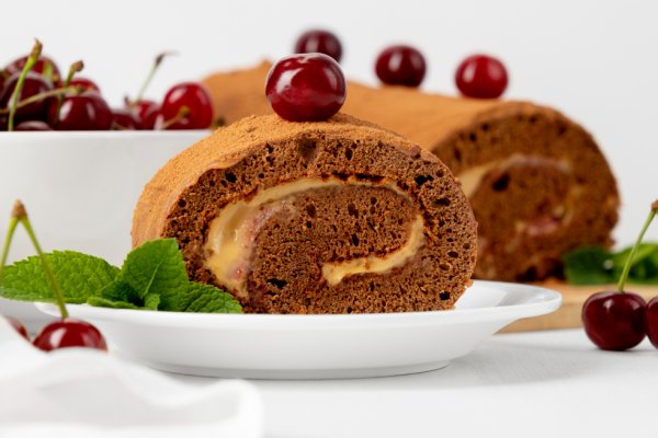 Rulada cu cacao si crema de vanilie - desert aerat, cu blat elastic