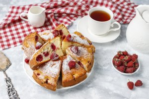 Pandișpan pufos cu zmeură – simplu, rapid și plin de gust