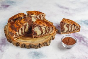 Chec marmorat pufos, cu straturi alternate de cacao si vanilie