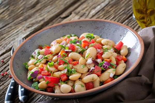 Salata de fasole alba cu legume