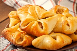 Placinte pufoase cu mere - un desert clasic, cu aluat dospit moale si umplutura aromata de mere