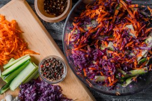 Salata de legume cu varza rosie, morcovi si castraveti - o salata colorata, proaspata si sanatoasa