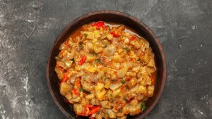 Zacusca de vinete – cu legume tocate marunt