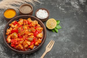 Tocanita de pui cu ardei si sos de rosii
