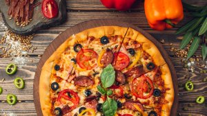 Pizza de casa cu salam, rosii si masline