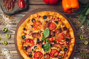 Pizza de casa cu salam, rosii si masline
