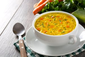 Supa de pui cu taitei - un preparat clasic, reconfortant si plin de arome
