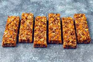Batoane granola cu ciocolata, nuci si fructe uscate - o gustare sanatoasa si energizanta