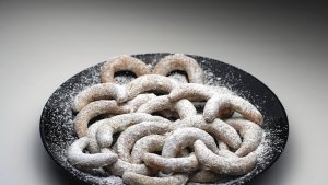Cornulete dulci vanilate cu nuca sau migdale - fragede si aromate