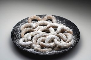 Cornulete dulci vanilate cu nuca sau migdale - fragede si aromate