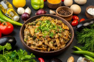 Mancare de vinete cu legume si verdeata – gust de vara intr-un bol