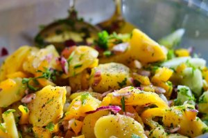 Salata de cartofi cu legume si verdeturi – o reteta simpla si gustoasa