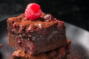 Negresa densa cu ciocolata si zmeura - un desert intens ciocolatos