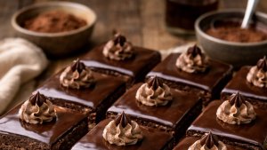 Amandină clasică în tavă - cu blat dens de cacao