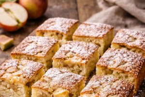 Prajitura turnata cu mere si iaurt - pufoasa si usor umeda