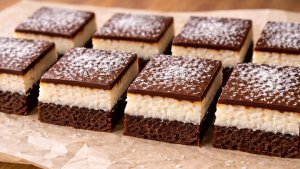 Prajitura Bounty cu trei straturi: cacao, cocos si ciocolata
