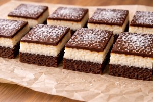 Prajitura Bounty cu trei straturi: cacao, cocos si ciocolata