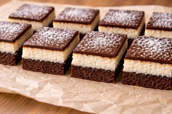 Prajitura Bounty cu trei straturi: cacao, cocos si ciocolata