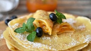Clatite subtiri cu gem de caise - un desert simplu si delicios